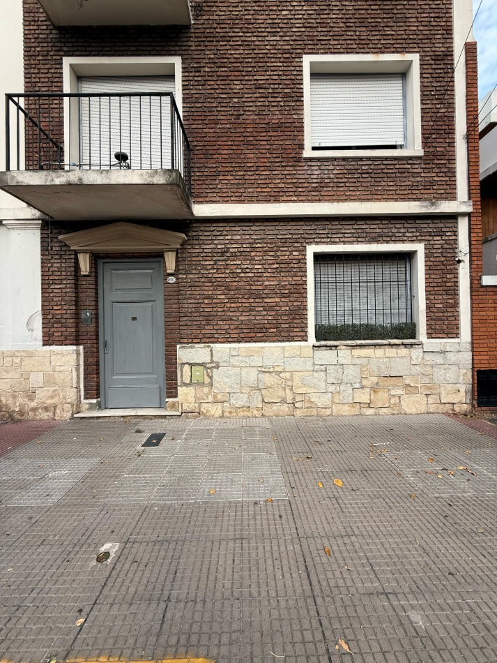 PH monoambiete en planta baja al frente, cocina independiente, baño completo y patio