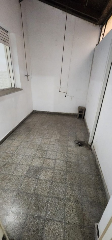 Departamento tipo casa en alquiler en Flores 2ambientes con patio