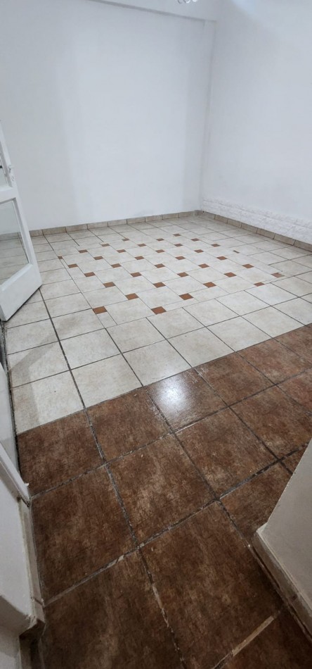 Departamento tipo casa en alquiler en Flores 2ambientes con patio