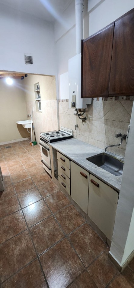Departamento tipo casa en alquiler en Flores 2ambientes con patio