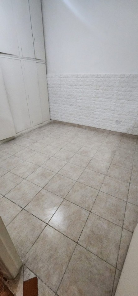 Departamento tipo casa en alquiler en Flores 2ambientes con patio