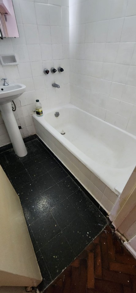 Venta departamento 2 ambientes baño cocina pisos de parquet