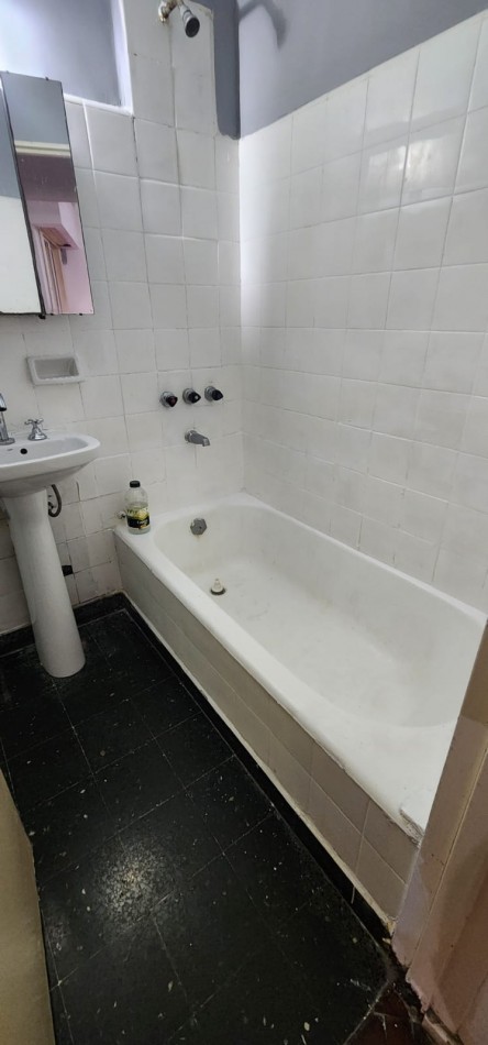 Venta departamento 2 ambientes baño cocina pisos de parquet