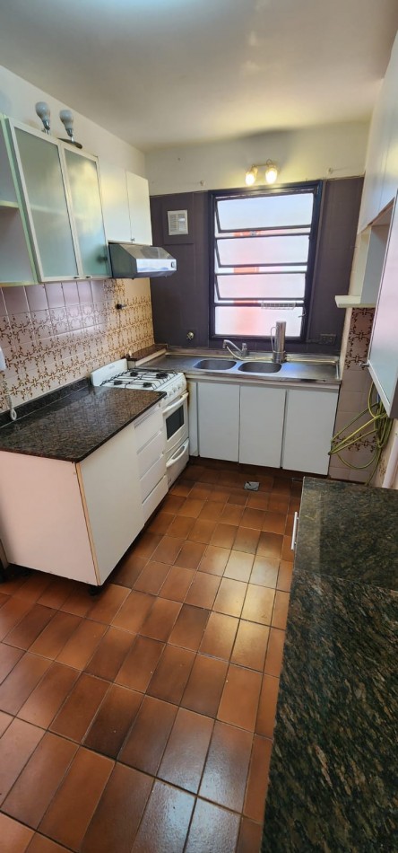 Divino!!! S/Piso 2 dormitorios living comedor Patio muy soleado!! cocina amplia con lavadero mts subte