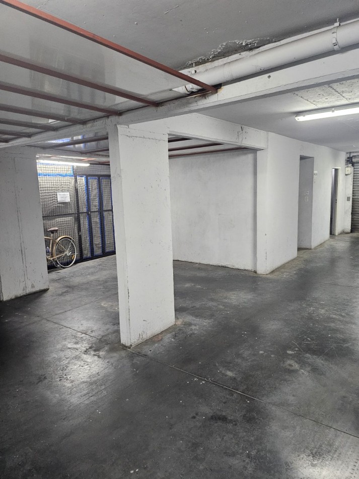 Cochera en venta en Villa Urquiza con Baulera en el fondo