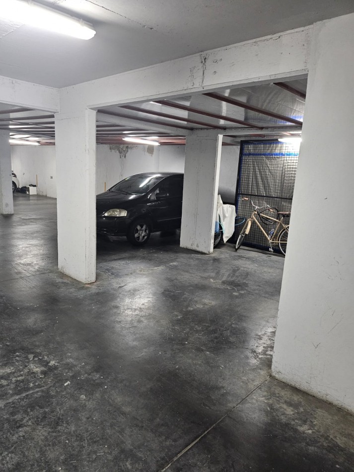 Cochera en venta en Villa Urquiza con Baulera en el fondo