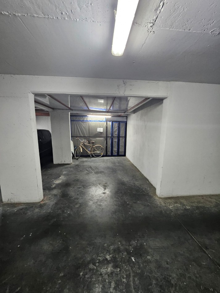 Cochera en venta en Villa Urquiza con Baulera en el fondo