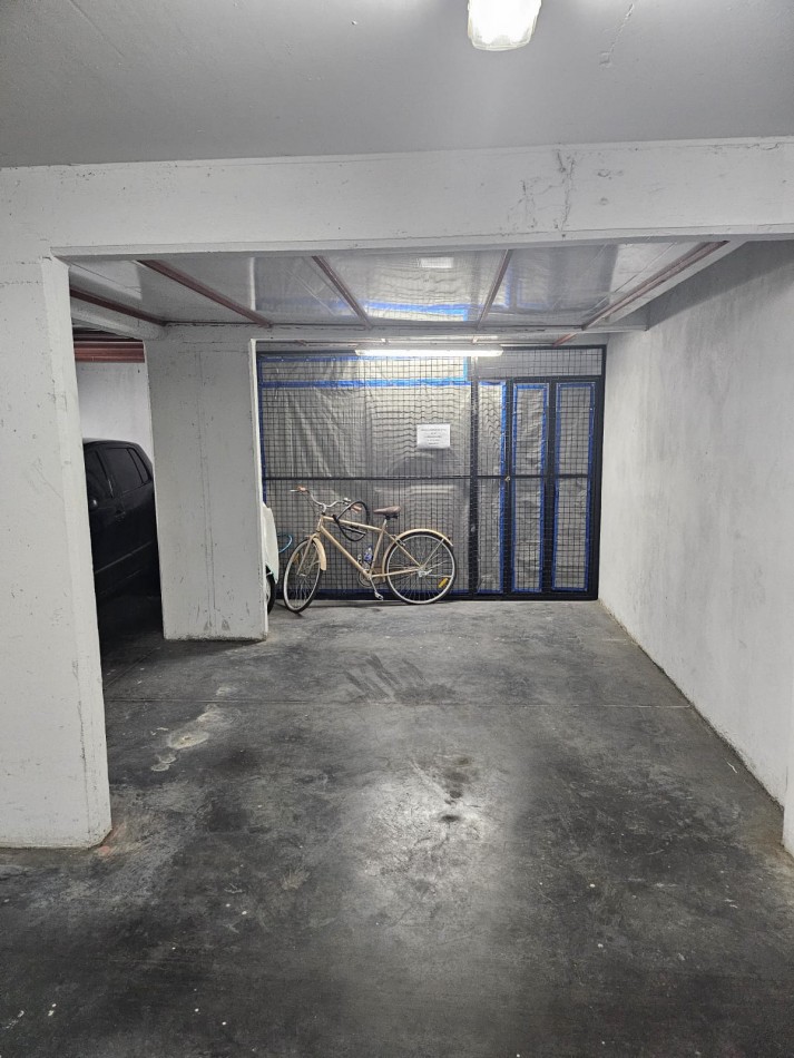 Cochera en venta en Villa Urquiza con Baulera en el fondo