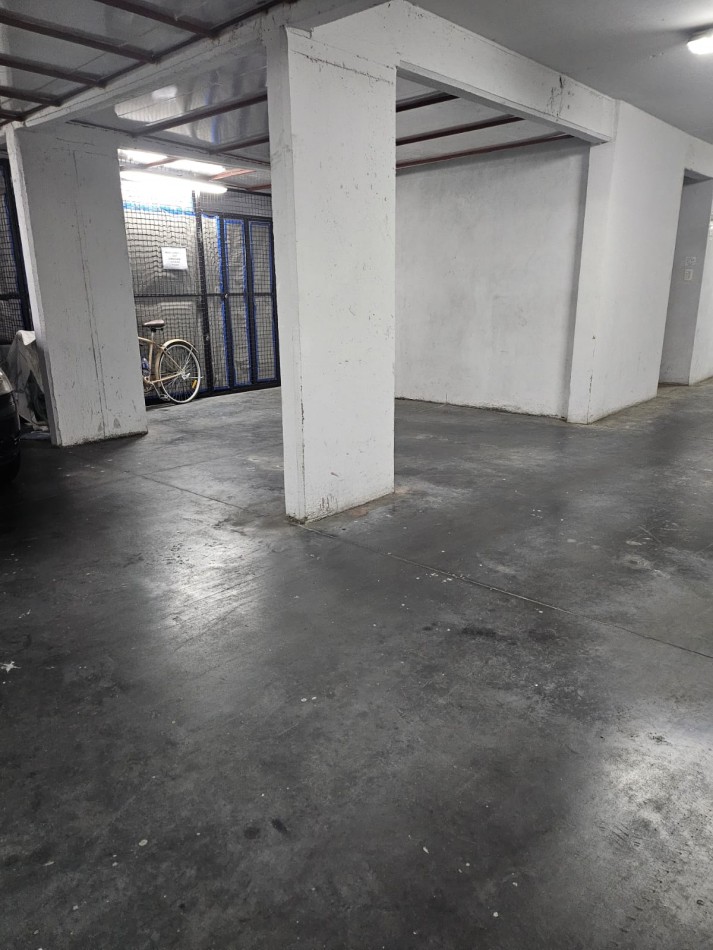 Cochera en venta en Villa Urquiza con Baulera en el fondo