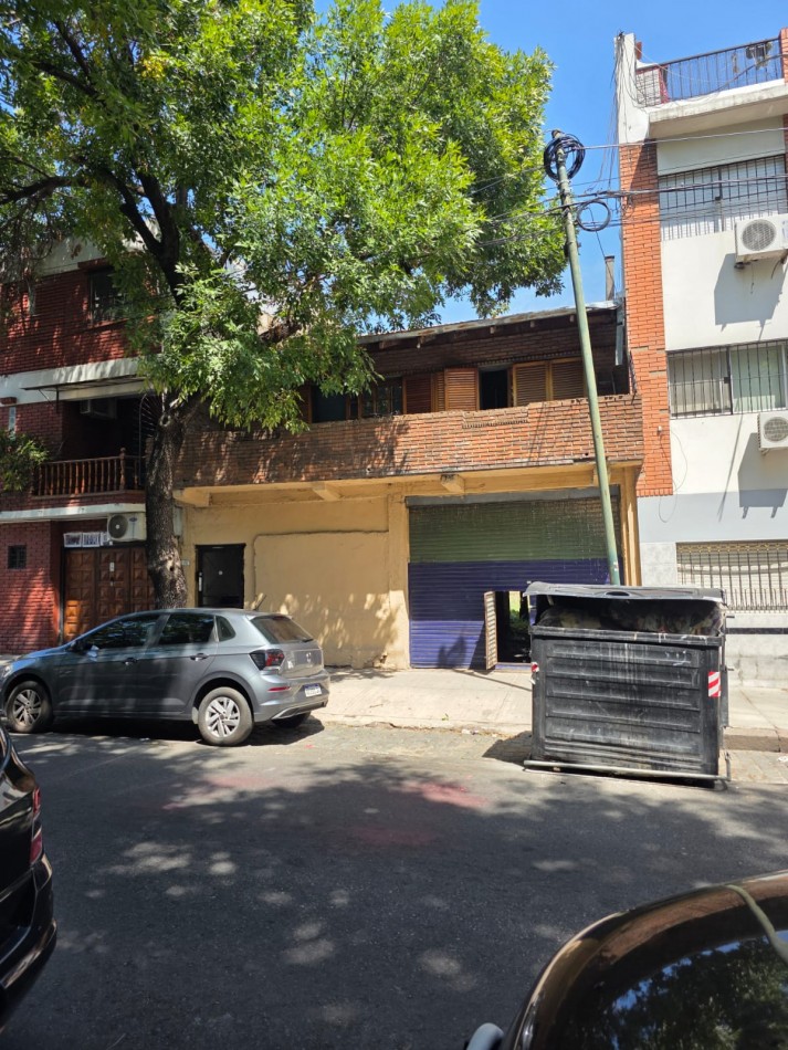 Casa/ Deposito con entrada vehicular y vivienda