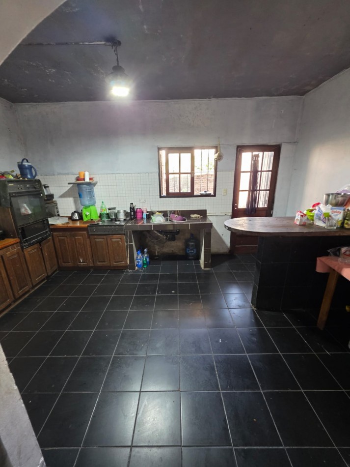 Casa/ Deposito con entrada vehicular y vivienda