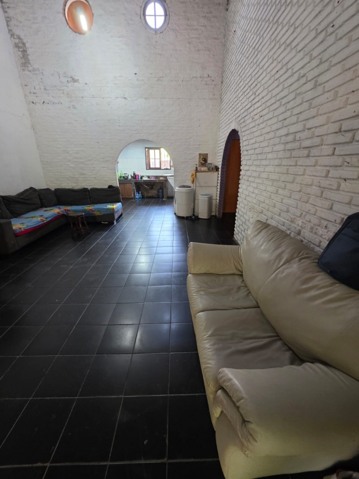 Casa/ Deposito con entrada vehicular y vivienda