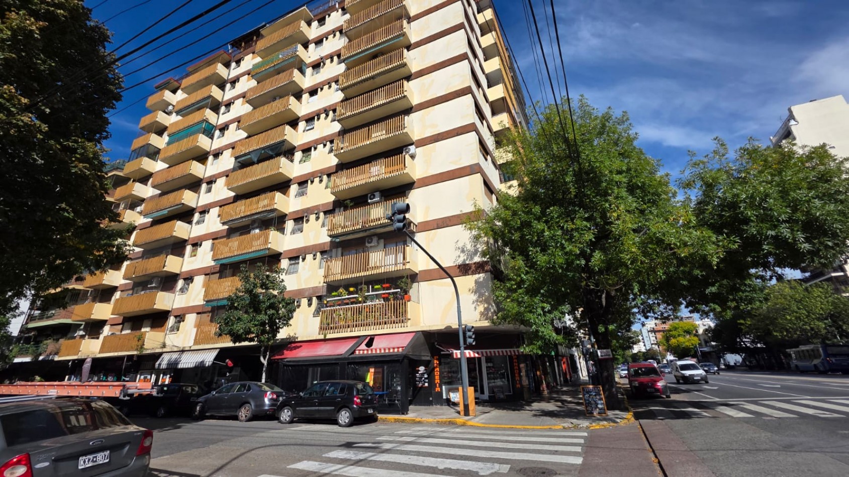 Dos ambientes con patio y conexion para lavarropas cocina