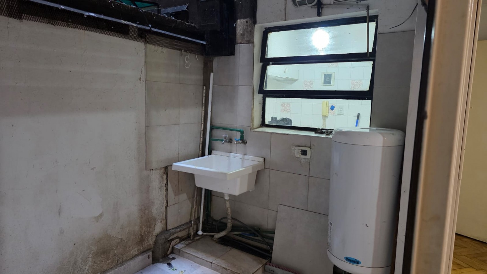 Dos ambientes con patio y conexion para lavarropas cocina