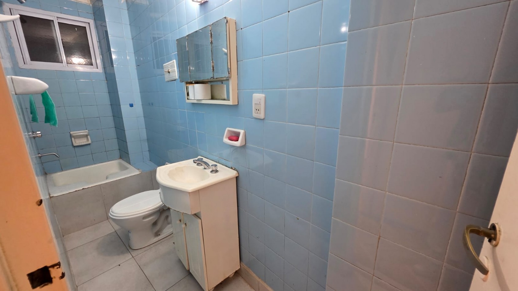 Dos ambientes con patio y conexion para lavarropas cocina