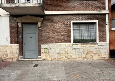 PH monoambiete en planta baja al frente, cocina independiente, baño completo y patio