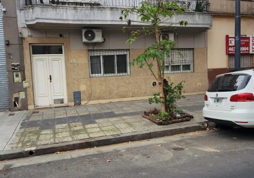 Departamento tipo casa en alquiler en Flores 2ambientes con patio